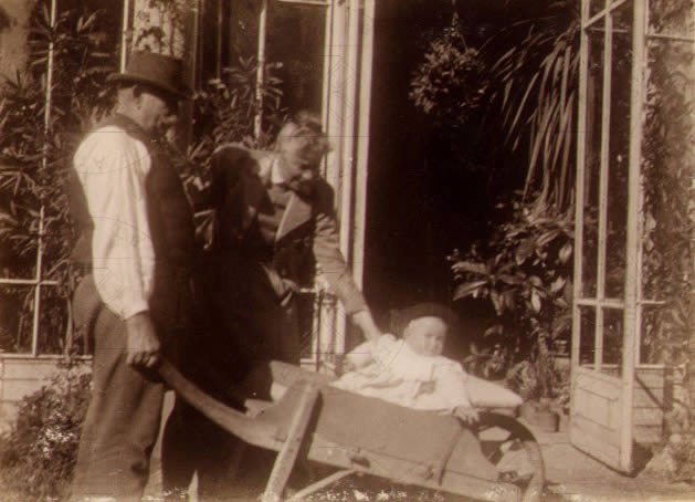 Guglielmo Alberti bambino nella carriola nel giardinodi Palazzo La Marmora a Biella, 1900